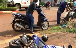 Uống rượu say, hai thanh niên đâm trực diện xe cứu thương