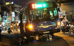 Nữ sinh bị xe buýt cán vào tay sau cú va chạm mạnh