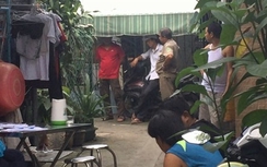 Cụ ông tử vong bên cạnh con dao dính máu, cửa nhà khóa trái