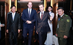 Huyền My diện áo dài trắng đón tiếp Hoàng tử nước Anh - William