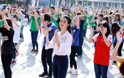 Hoa hậu Mỹ Linh nhảy flashmob chúc mừng 20/11