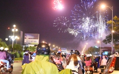 Hàng ngàn người đội mưa xem bắn pháo hoa chào năm mới 2016