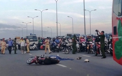 Ngã xuống đường, người đàn ông bị xe khách cán tử vong