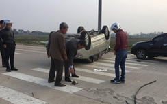 Ô tô nằm "phơi bụng" trên đường sau va chạm ngày mùng 4 Tết