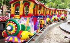 Bé trai 2 tuổi tử vong do tàu điện trò chơi tông vào người