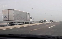 Truy ra chủ xe tải chạy ngược chiều trên cầu Nhật Tân