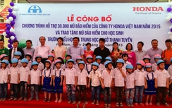 Bộ trưởng trao MBH cho học sinh, tặng quà thanh niên xung phong