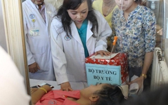 Bộ trưởng Tiến hứa tạo việc làm cho thiếu nữ bị cưa chân