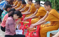 Sư uống rượu, ăn thịt chó, hiểu thế nào?