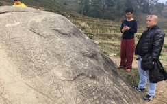 Bãi đá cổ, bé gái chợ đêm và du lịch kỳ dị ở Sapa