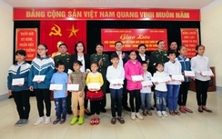 Báo Giao thông, Đồn biên phòng Lào Cai tặng quà học sinh khó khăn