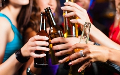 Hệ lụy cấm quán karaoke bán rượu