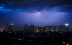 Kinh hoàng Hà Nội vần vũ trong mưa giăng, chớp giật chiều 18/5