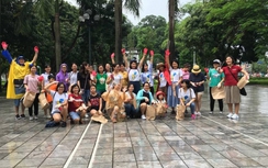 Vừa chạy vừa nhặt rác dưới mưa ở Hà Nội