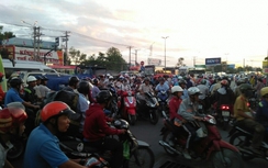 Xe máy vượt đèn đỏ bị ô tô tông, giao thông TP.HCM kẹt cứng