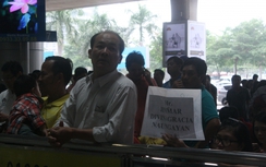 Đón người thân, trải đồ ăn, thức uống ra nhà ga Tân Sơn Nhất