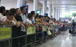 "Biển người" vật vã chờ đón Việt kiều tại Tân Sơn Nhất