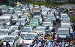 6 tiếng "hóa đá" ngoài Tân Sơn Nhất