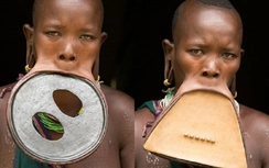 Phát hoảng nhìn người phụ nữ gắn đĩa trên môi uống nước