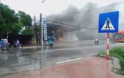 Cây xăng bốc cháy, người dân liều lĩnh đứng xem