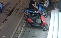 Clip: Trộm bẻ khóa xe máy trong tích tắc