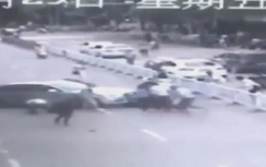 Người phụ nữ sống sót thần kỳ dưới gầm xe Audi