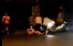 Video: Chồng đánh vợ đang bế con nhỏ gây phẫn nộ