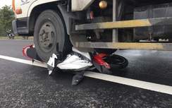 Xe tải đâm xe máy, một cụ bà bị thương nặng