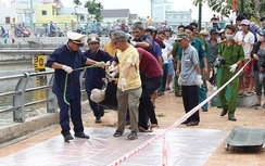 Phát hiện thi thể một phụ nữ trôi giữa kênh