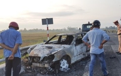 Tài xế đâm vào lan can, tung cửa tháo chạy khỏi xe Mercedes cháy