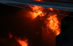 Cháy công ty may Cần Thơ: "Bà hỏa" trở lại trong đêm