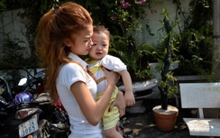 Bé trai bị bỏ trên taxi được về với gia đình