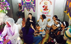 Hồ Ngọc Hà về quê nạn nhân vụ tai nạn dự đám tang