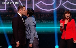 Chồng cũ Miranda Kerr bất ngờ khoá môi diễn viên nam