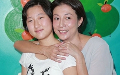 “Con rơi” của Thành Long tố mẹ ruột bạo hành