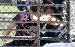 Brad Pitt và Angelina Jolie âu yếm, xóa tan tin đồn ly dị