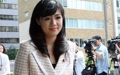 Ngắm nữ nghị sỹ xinh đẹp bị khai trừ vì bỏ họp đi chơi