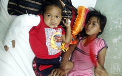 Xót xa bé gái ôm chặt em bên thi thể bố mẹ trong đêm