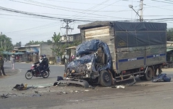 Hai xe tải húc nhau, 3 người kẹt cứng trong cabin