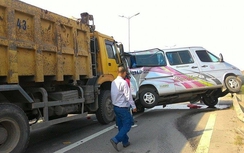 Ô tô 16 chỗ bị xe tải đâm bẹp dúm ở đường trên cao