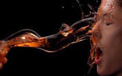 Vợ giám đốc tạt a xít nữ sinh viên ra đầu thú