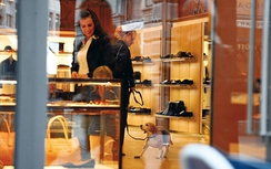 Du khách Việt bị bắt quả tang khi ăn cắp đồ ở nước ngoài