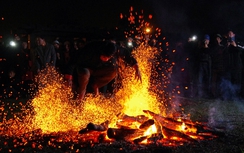 Đón 2016 siêu đặc biệt cũng lễ hội nhảy lửa thần bí