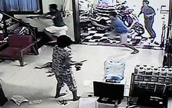 Cảnh sát nổ súng bắt tội phạm truy nã chạy vào nhà dân