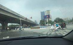 Vườn hoa "mọc" giữa nút giao hiện đại nhất Hà Nội gây xôn xao