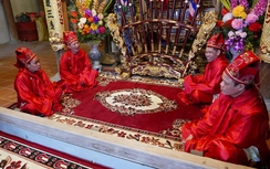 Hàng trăm trai làng gồng mình phô diễn sức mạnh rước pháo