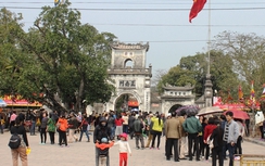 Vạn người ùn ùn đổ về đền Trần trước giờ khai ấn