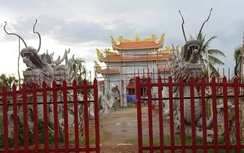 Hoài Linh tươi cười sau tin đồn nhà thờ Tổ sân khấu bị dỡ