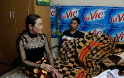 Báo Giao thông trao quà cho người cha tìm con mất trí vì TNGT