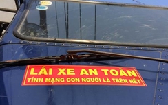 Xe mang logo "tính mạng con người là trên hết" cán chết người